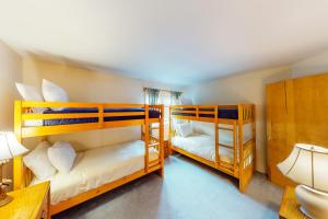 Postel nebo postele na pokoji v ubytování Mountainside Resort H203 + 37 fotografií