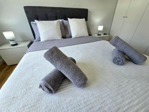 a bedroom with a bed with two stuffed animals on it at Lagoa Nest in Lagoa