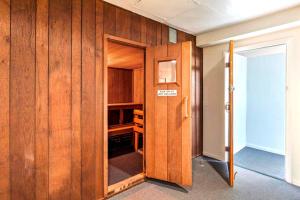 una cocina con paredes de madera y una puerta a una habitación en Golden Sands 609, en Ocean City 22 fotos más