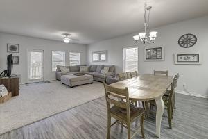 Χώρος καθιστικού στο Compass Condominiums A7