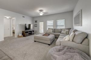 Χώρος καθιστικού στο Compass Condominiums A7