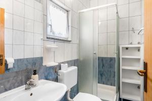 une salle de bains avec toilettes, lavabo et douche dans l'établissement Apartment Draga, à Vir 49 autres photos