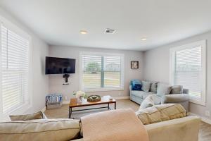 een woonkamer met twee banken en een tafel bij Flip Flop Cottage in Rockport