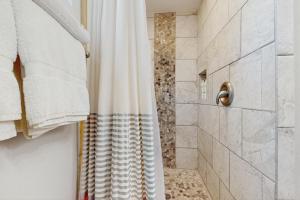 een badkamer met een douche met een douchegordijn bij Flip Flop Cottage in Rockport +18 foto's