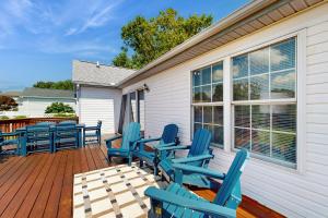 eine Terrasse mit blauen Stühlen und Tischen auf einem Haus in der Unterkunft Maplewood --- 17 Tulane Dr - Ohana House in The Plantations