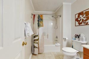 ein weißes Badezimmer mit Toilette und Dusche in der Unterkunft Maplewood --- 17 Tulane Dr - Ohana House in The Plantations + 17 Fotos