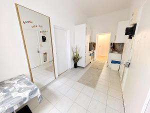 ウィーンにあるCozy Rooms next to Lugner City GB6の白壁の部屋
