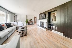 Μια τηλεόραση ή/και κέντρο ψυχαγωγίας στο Home Less Than 1 Mi to Lake Erie and Shades Beach Park!