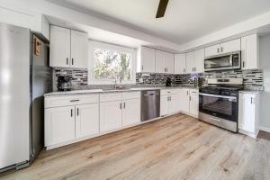 Η κουζίνα ή μικρή κουζίνα στο Home Less Than 1 Mi to Lake Erie and Shades Beach Park!