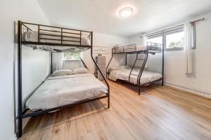 Ένα ή περισσότερα κρεβάτια σε δωμάτιο στο Home Less Than 1 Mi to Lake Erie and Shades Beach Park!