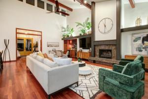 Χώρος καθιστικού στο Elegant Granite Bay Getaway Tall Pine Home