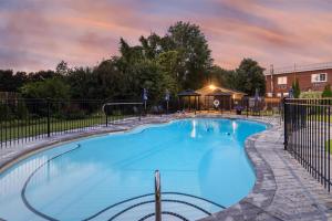 Πισίνα στο ή κοντά στο Best Western Parkway Inn & Conference Centre