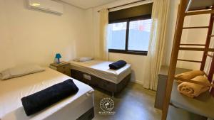 En eller flere senge i et værelse på Apartamentos de Temporada Casa Carmel + 54 billeder