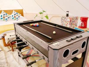 a pool table in a room with a bed at Japi Japi Glamping Premium in Omitlán de Juárez