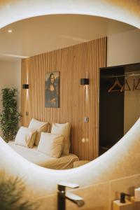 a bedroom with a bed and a picture on the wall at Da Mona in Reims