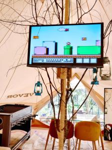 TV a/nebo společenská místnost v ubytování Japi Japi Glamping Premium