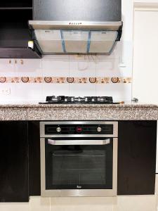 a stove top oven sitting in a kitchen at Casa con Piscina Privada, Asadero Bbq y 4 cuartos en Guayaquil in Guayaquil