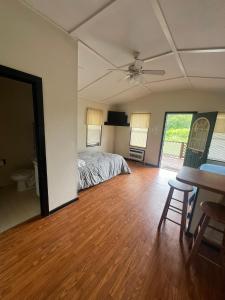 Postel nebo postele na pokoji v ubytování Anchor Inn Marina and Resort + 24 fotografií