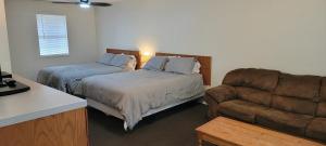 Postel nebo postele na pokoji v ubytování Anchor Inn Marina and Resort