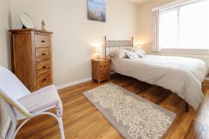 En eller flere senge i et værelse på Ger y Coed + 29 billeder