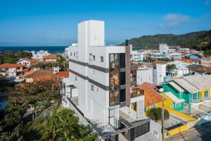 a white building on top of a city at Condomínio Green Ville Residence | Bombinhas | SC in Canto Grande