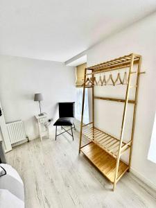 a room with a bunk bed and a chair at Maison Hillview au coeur de Macroom in Macroom