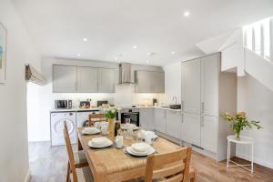 eine Küche mit Holztisch und ein Esszimmer in der Unterkunft Yr Hen Barlwr in Llanddyfnan