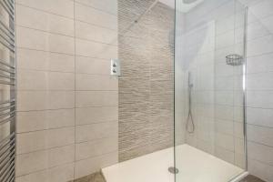 ein Badezimmer mit Dusche mit Glastür in der Unterkunft Yr Hen Barlwr in Llanddyfnan + 27 Fotos