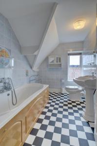 Un baño con bañera, lavabo e inodoro. en Clifton House, en Lynmouth 20 fotos más