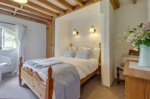 een slaapkamer met een bed en een wastafel bij Mole Cottage in Parracombe
