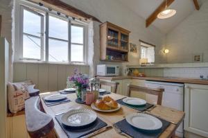 een keuken met een tafel met borden eten erop bij Mole Cottage in Parracombe