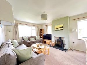 un salon avec un canapé et une cheminée dans l'établissement Ty Gwyn, à Llanbedrog