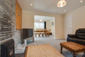 桑德斯富特Ashwood的带沙发和壁炉的客厅