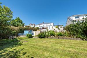 une vue sur une cour avec des maisons en arrière-plan dans l'établissement Sandpiper Cottage, à Saundersfoot