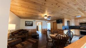 een keuken en woonkamer met een bank en een tafel bij Modern Lakeview Escape in Hammond