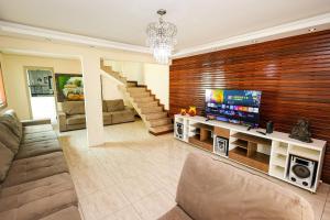 Χώρος καθιστικού στο Mansão BH 30 pessoas, Piscina, Sauna e Eventos
