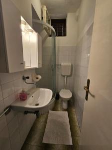 Ένα μπάνιο στο Apartment Savar 8079a