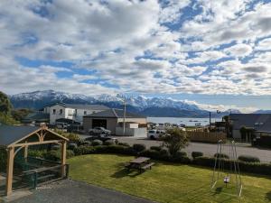 un parco con parco giochi con montagne sullo sfondo di The Peninsula Kaikoura a Kaikoura