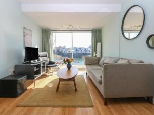 un salon avec un canapé et une table dans l'établissement 1 Oakley Wharf, à Porthmadog