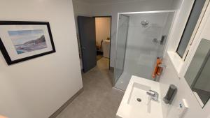 un bagno con lavandino e doccia di The Peninsula Kaikoura a Kaikoura Altre 27 foto