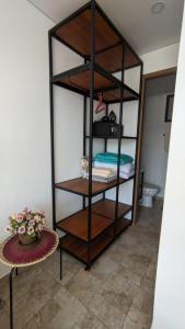 a room with a book shelf with a bed at Vita905 RODADERO in Santa Marta