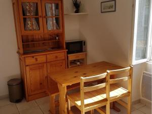 Μια τηλεόραση ή/και κέντρο ψυχαγωγίας στο Studio cosy à 300 m de la plage, cœur de La Turballe, tous commerces à pied - FR-1-306-901