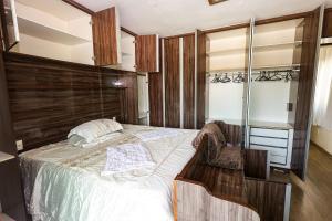 Ένα ή περισσότερα κρεβάτια σε δωμάτιο στο Mansão BH 30 pessoas, Piscina, Sauna e Eventos +197 φωτογραφίες