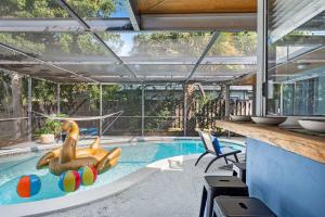 Swimmingpoolen hos eller tæt på Canal views featuring indoor pool