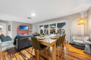 una sala de estar con una mesa y un sofá en Canal views featuring indoor pool, en Fort Lauderdale