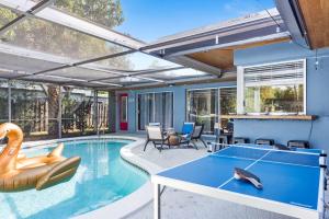 una piscina con mesa de ping pong y sillas en Canal views featuring indoor pool, en Fort Lauderdale 96 fotos más