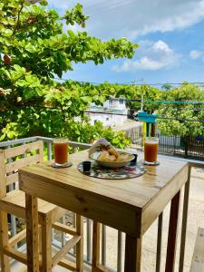 a wooden table with a bowl of food and two drinks at Apartamento Boutique Cartagena Plaza de Toros in Cartagena de Indias +31 photos