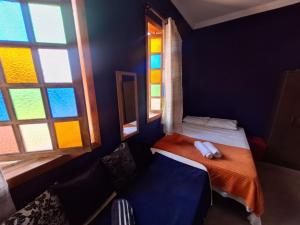 a small room with a bed and a window at Lindo flat Caxambu Vila Rica Pampulha in Venda Nova