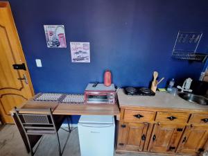 a kitchen with a table and a counter top at Lindo flat Caxambu Vila Rica Pampulha in Venda Nova
