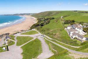 Una vista aérea de una playa con casas y el océano. en Flat 11 Clifton Court, en Croyde